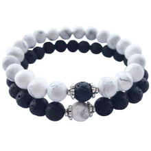 Schmuck für Paare - Weiße und schwarze Armbänder aus Naturstein