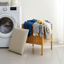 Bamboe wasmand met zitje en gewatteerd deksel