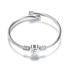 Pulseira com pingente de coração inicial em aço inoxidável