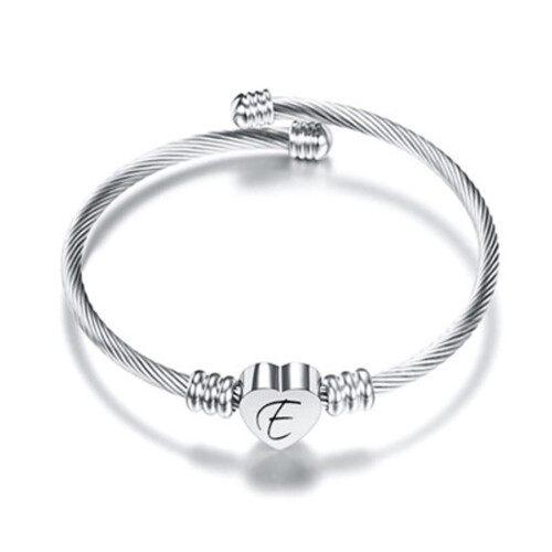 Armbånd med hjerteformet initial i rustfritt stål