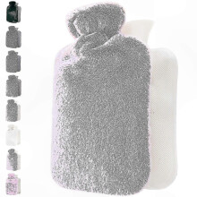 Set van 2 geïsoleerde warmwaterkruiken met comfortabele stoffen hoes, 2 liter inhoud, houdt warmte vast en is geschikt voor diverse toepassingen.