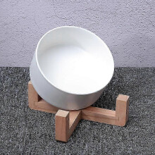 Comedero de cerámica con base de bambú natural, apto para gatos y perros pequeños, 850 ml, diseño inclinable, color blanco.
