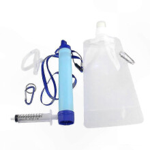 Draagbaar waterfiltratiesysteem, geschikt voor outdoor survival, compact filterrietje met accessoires, ideaal voor kamperen en wandelen.