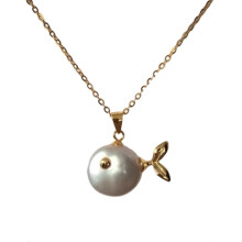 Elegante collar con forma de ballena, elaborado con una resistente aleación. Ideal para regalar y para lucir con estilo a diario.