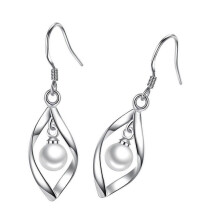 Pendientes colgantes elegantes con perlas giratorias y circonitas, diseñados para mujeres modernas que buscan elegancia. Multicolor.