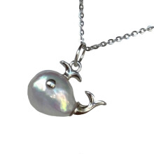 Elegante collar con colgante de ballena inspirado en los océanos, elaborado en aleación resistente, ideal para uso diario y ocasiones especiales.
