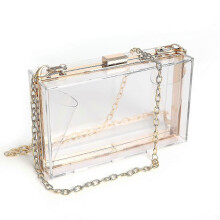 Elegante, transparente Clutch mit goldenem Kettenriemen für Abend- und Tageskleidung