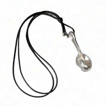 Collar moderno con dije de cuchara y cordón tejido a mano.