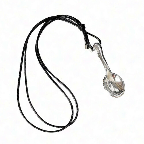 Collar moderno con dije de cuchara y cordón tejido a mano.