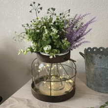 Vintage Glaslaternenvase mit künstlichem Grün