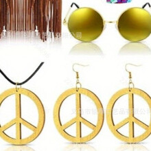(B) Costume da Halloween/Carnevale Hippie con occhiali da sole, cerchietto con coroncina di fiori e collana con la scritta "Pace"