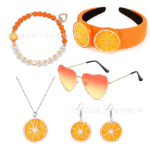 (Set 13) Completo da carnevale arancione con gonna, orecchini, collana, occhiali da sole a forma di cuore e calzini.