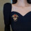 Broche rétro à la mode présentant un relief d'ange et une 4