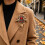 Broche rétro à la mode présentant un relief d'ange et une 5