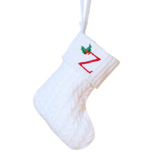 Meias de Natal brancas com iniciais bordadas