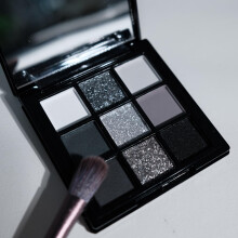 9 Colors Eyeshadow Palette – Reversal Star Smokey Eyeshadow Theme, Matte & Glitter Convenient Portable Travel Eye Makeup Palette for Christmas &
