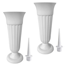 Vaso funerário com estaca e base para lápide com arranjo floral.