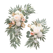 Arranjo floral artificial para arco de casamento com folhas verdes.