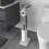 Fritstående sort toiletpapirholder 67 cm 1