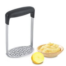 Kartoffelstampfer aus Edelstahl mit breitem Griff