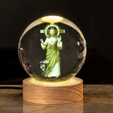 Lampada notturna a sfera di cristallo con statua incisa della Sacra Famiglia