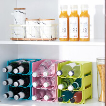 Étagère de rangement empilable pour bouteilles en plastique