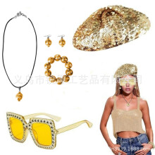 (Golden Beret Hat Set) Set retrò anni '70/'80 composto da cappello ottagonale e occhiali con paillettes e orecchini geometrici in lega di alluminio.