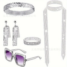 (Set 22) Set di gioielli da discoteca anni '70: orecchini, collana e bracciale in metallo con paillettes per donna.
