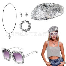 (Silver Beret Hat Set) Set retrò anni '70/'80 composto da cappello ottagonale e occhiali con paillettes e orecchini geometrici in lega di alluminio.