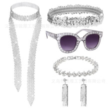 (Silver Disco Set) Set retrò anni '70/'80 composto da cappello ottagonale e occhiali con paillettes e orecchini geometrici in lega di alluminio.