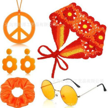 (Orange) Set costume hippie per Halloween: fascia per capelli in maglia in stile bohémien, collana con la scritta "Pace" e orecchini.