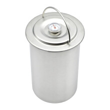 Robuster Fleischkocher aus Metall mit festem Deckel, ideal zum