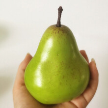Verpakking van 25 groene schuimrubberen perenmodellen voor decoratie.
