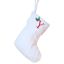 Meias de Natal brancas com iniciais bordadas
