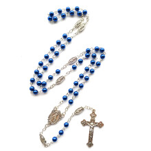 Rosario de cristal con cuentas azules de 6 mm y medalla.