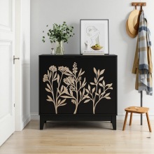Credenza vintage in legno intagliato da 80 cm, con 2 ante e ripiani regolabili, ideale per riporre oggetti in più stanze.