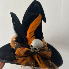 Chapeau de sorcière d'Halloween en maille orange avec crâne et plume