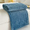 Fleece-heittohuopa tummansininen raidallinen 40x28" 1