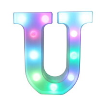 Letreiro luminoso de LED com letras RGB e controle remoto.