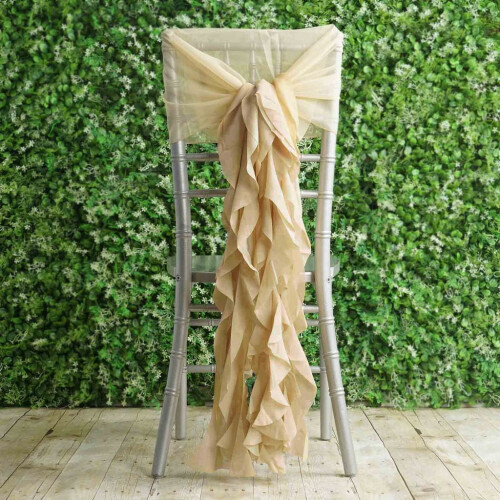 Capa de cadeira em chiffon champanhe com faixas encaracoladas