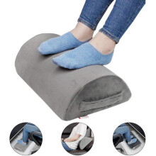 Apoio para os pés ergonômico com espuma de alta recuperação.