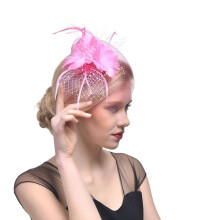 Fascinatorhatt med blomster og fjær til dame