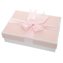 Boîtes cadeaux en carton avec couvercles et ruban.