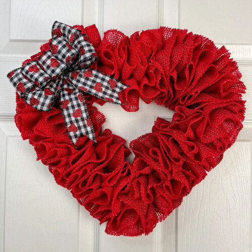 Rød hjerteformet valentinkransdekorasjon