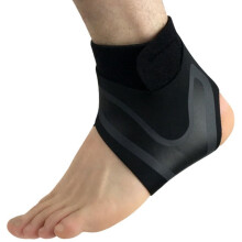 Cavigliera compressiva per alleviare il dolore al tendine d'Achille e al tallone.