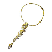Collar con cadena de vértebras de pez, fabricado en aleación resistente y con un estilo elegante.
