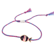 Elegante pulsera ajustable de cordón trenzado con dije de pez metálico y acabado liso al aceite, ideal para uso diario.