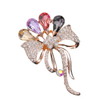 Elegante Blumenbrosche aus Metall mit Strasssteinen, ein praktisches Accessoire für Damen, gefertigt aus einer Legierung und vielseitig kombinierbar.