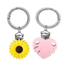 Elegantes llaveros con clip, diseño de hojas y flores, doble función. Fabricados en metal de alta calidad. Disponibles en varios colores.