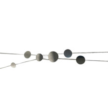 Collar colgante circular metálico delicado, compatible con atuendos casuales o de noche. Joyería minimalista para el día a día.
